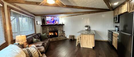 Una televisión, una chimenea