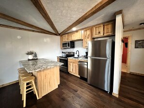 Jääkaappi, mikroaaltouuni, uuni, liesi