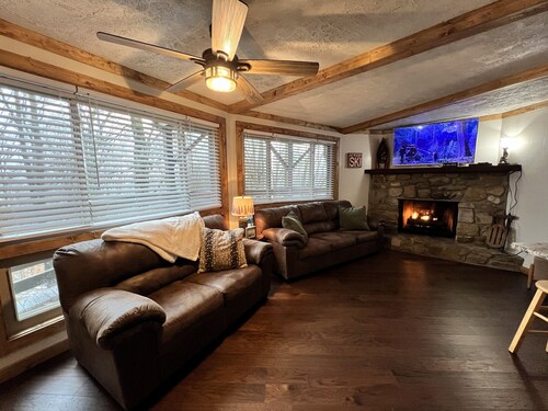 Cozy Lower Level Cabin-Style Condo on Sugar Mountain