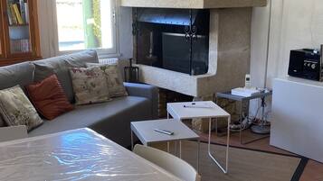 TV, DVD player, books, stereo