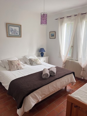 3 slaapkamers, een strijkplank/strijkijzer, reisbedje, gratis wifi