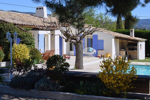 Een buitenzwembad, een verwarmd zwembad