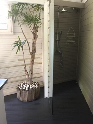 Douche, sĂšche-cheveux, serviettes fournies, papier toilette