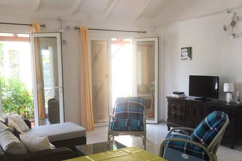 HIBISCUS HOUSE 2 LARGE BEDROOMS with bathroom