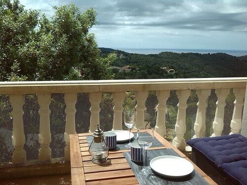 Lomatalo, jossa oma uima-allas, näköalameri ja vuoristomaisemat