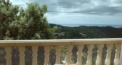 Lomatalo, jossa oma uima-allas, näköalameri ja vuoristomaisemat