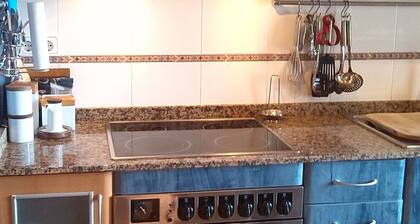 Lomatalo, jossa oma uima-allas, näköalameri ja vuoristomaisemat