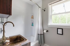 Duschwanne, Haartrockner, Handtücher, Seife