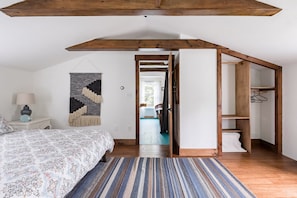 3 habitaciones, escritorio y tabla de planchar con plancha 