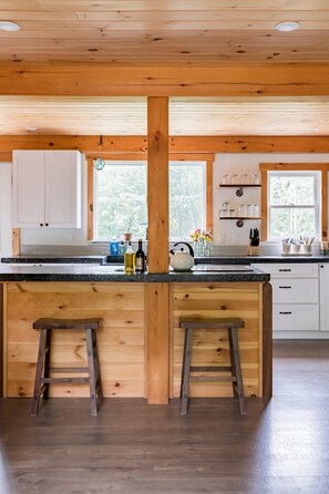 Fridge, microwave, oven, stovetop - The Gatehouse - Kennebunk Cape near Beach and Kennebunkport (Kennebunk)