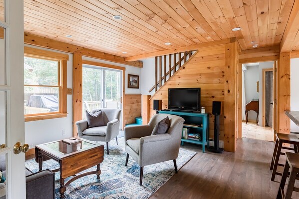 Smart TV, books, stereo