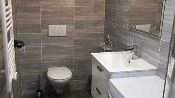 SĂšche-cheveux, serviettes fournies, papier toilette