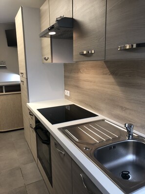 Geladeira, micro-ondas, fogão, cooktop