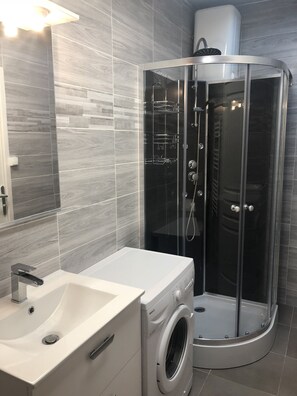 Secador de cabelo, toalhas de banho, papel higiênico 