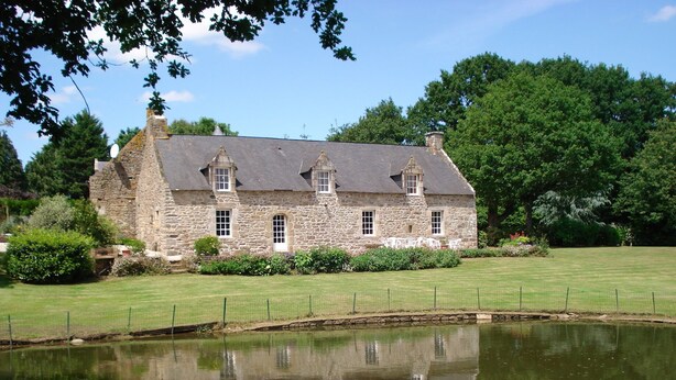 A stone building with a pond in front, surrounded by greenery and trees. - Morbihan 15 km sea, beautiful farmhouse 9personnes (Berric)