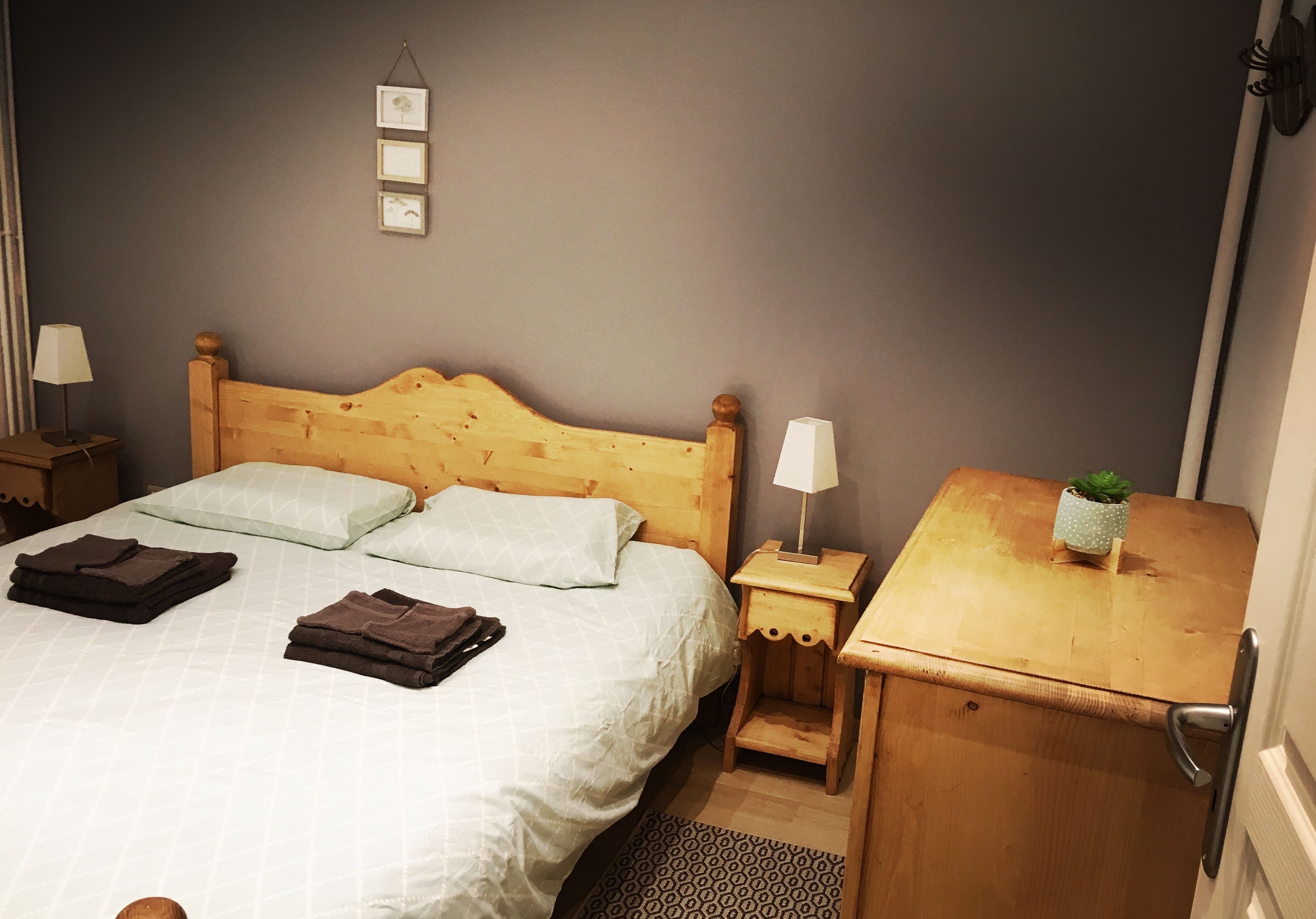 3 chambres, fer et planche à repasser, lit parapluie, Wi-Fi gratuit