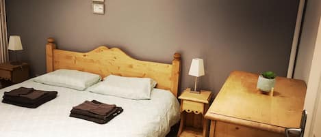 3 chambres, fer et planche à repasser, lit parapluie, Wi-Fi gratuit