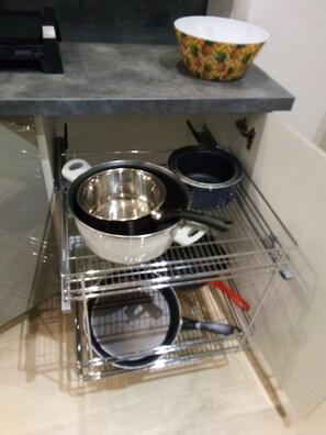 Réfrigérateur, four à micro-ondes, un four, surface de cuisson