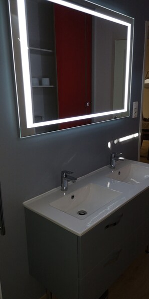 Baignoire, sèche-cheveux, serviettes fournies, savon