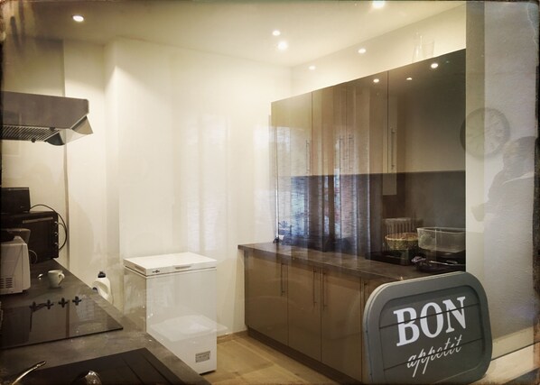 Réfrigérateur, micro-ondes, four, plaque de cuisson