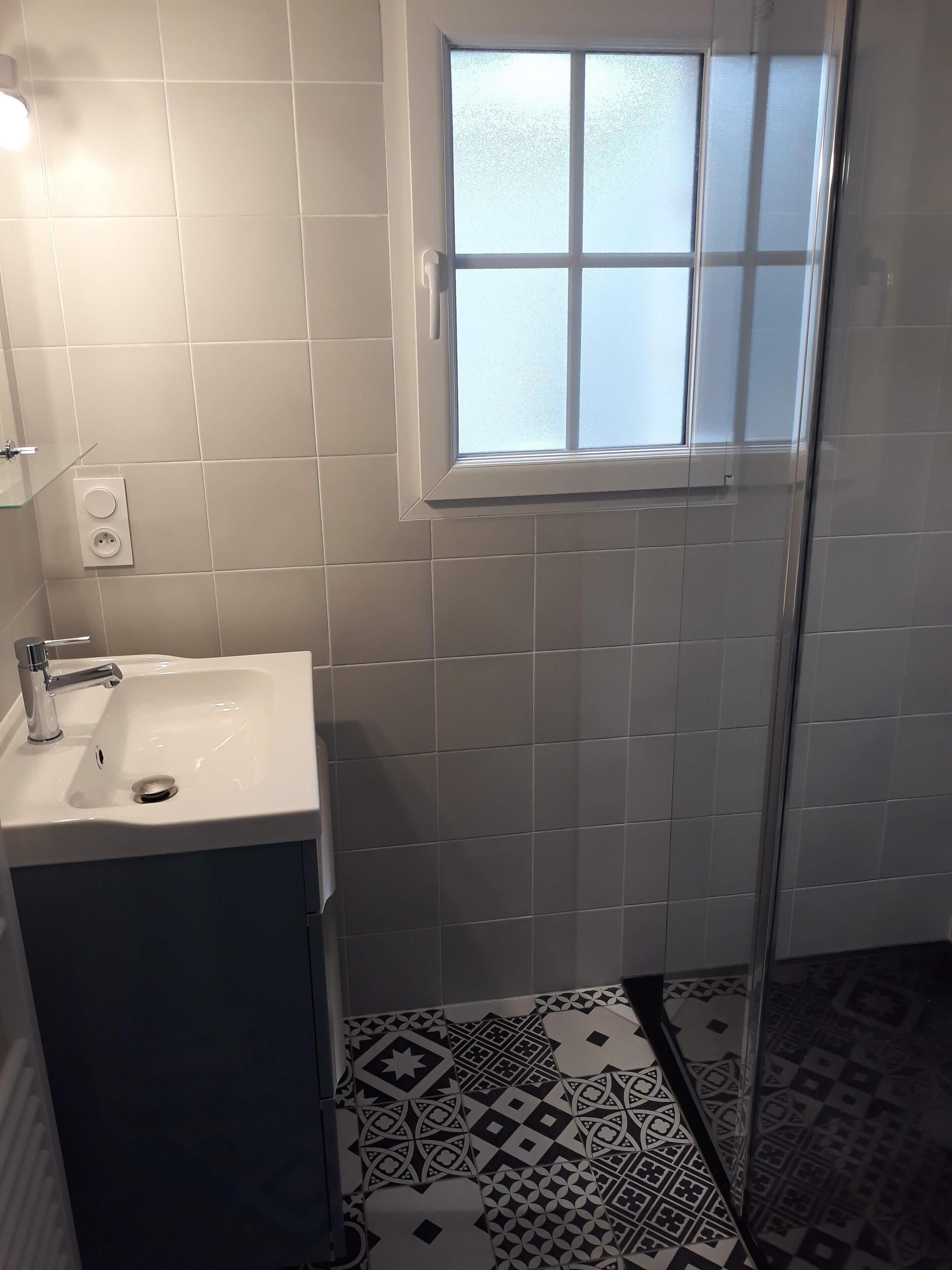 Dusche, Haartrockner, Handtücher, Toilettenpapier