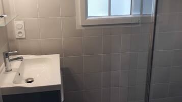 Suihku, hiustenkuivaaja, pyyhkeet, vessapaperi