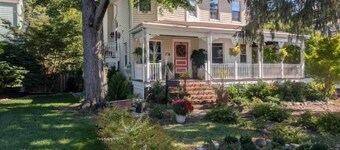 Spacious Sunny Apt: Walk to Shop, Eat & NYC Train