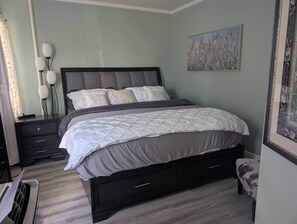 2 chambres, coffres-forts dans les chambres, fer et planche à repasser