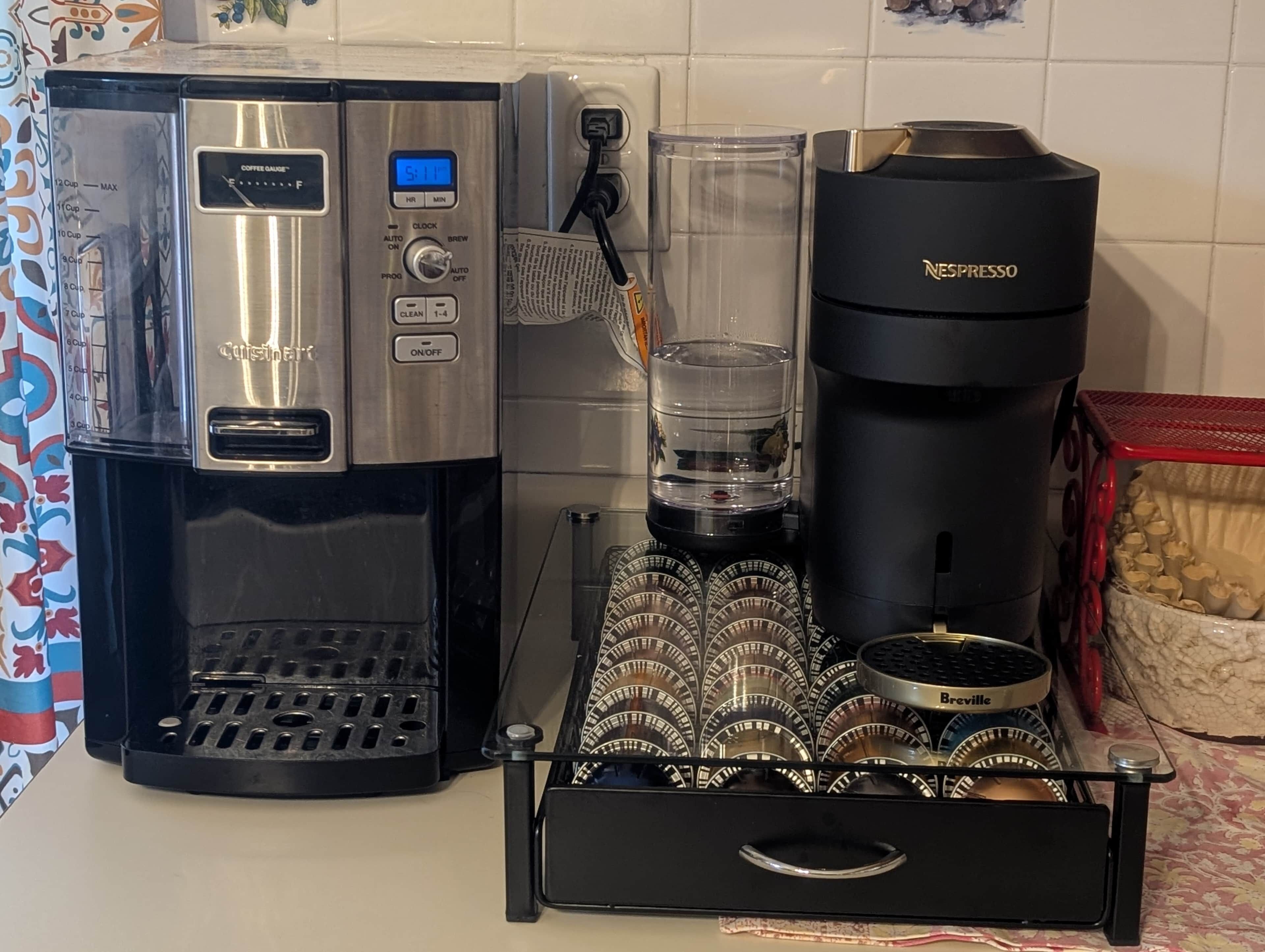 Una cafetera con pantalla digital, depósito de agua y soporte para cápsulas de café.