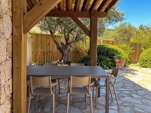 Outdoor dining - CASA ROSSA - VILLA **** - Heated swimming pool - Near L'Ile-Rousse beach (MONTICELLO)