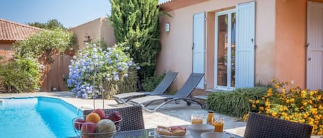 Una piscina al aire libre, una piscina climatizada