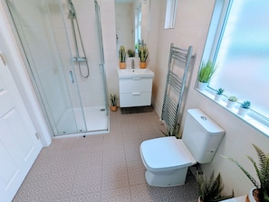 Tina con regadera, amenidades de baño ecológicas, secadora de cabello