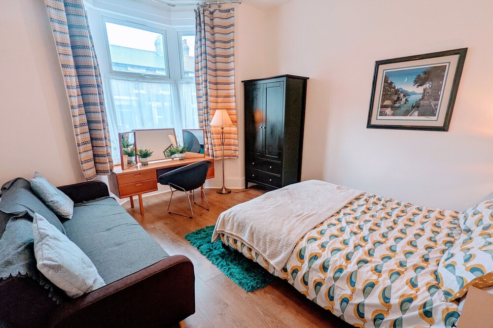 Gorgeous great 5 bed 2 bath family home with garden in trendy area