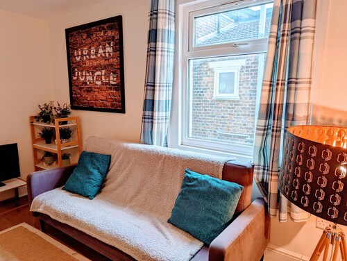 Gorgeous great 5 bed 2 bath family home with garden in trendy area