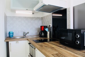 ثلاجة، ميكروويف، فرن، موقد طهي مسطح