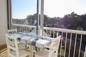 تناول الطعام بالخارج