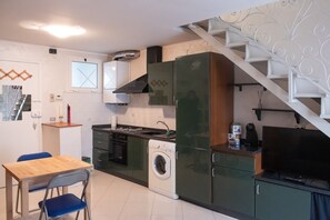 Duplex, 1 Bedroom | Private kitchen | Full-size fridge, oven, stovetop, dishwasher