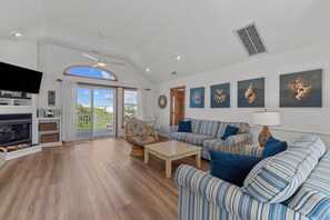 テレビ、暖炉、テレビゲーム、DVD プレーヤー