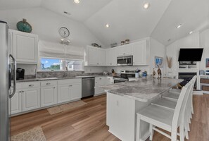 Køleskab, mikrobølgeovn, ovn, kogeplade