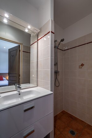 Bathtub, hair dryer, towels