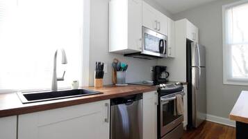 Lemari es, microwave, oven, dan mesin pencuci piring
