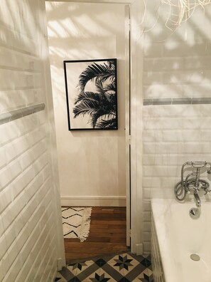 Combined shower/bathtub, hair dryer, towels, toilet paper