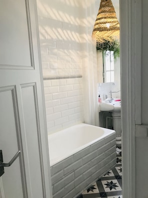 Kombinert dusj/badekar, hårføner, håndklær og toalettpapir