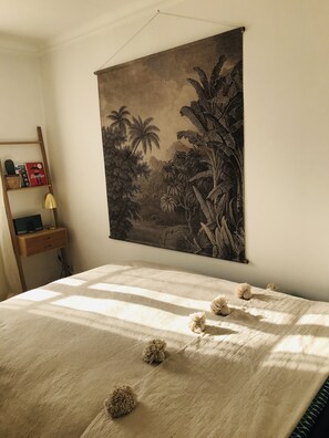 1 bedroom, iron/ironing board, bed sheets - Charming studio between Abbesses and Place du Tertre (Paris)