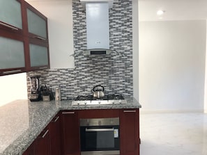 Fridge, oven, stovetop, coffee/tea maker