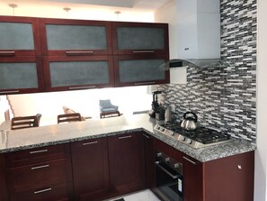 Fridge, oven, stovetop, coffee/tea maker