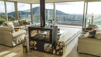 Een televisie en een stereo