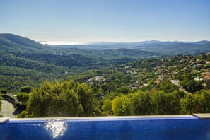 Outdoor pool, an infinity pool