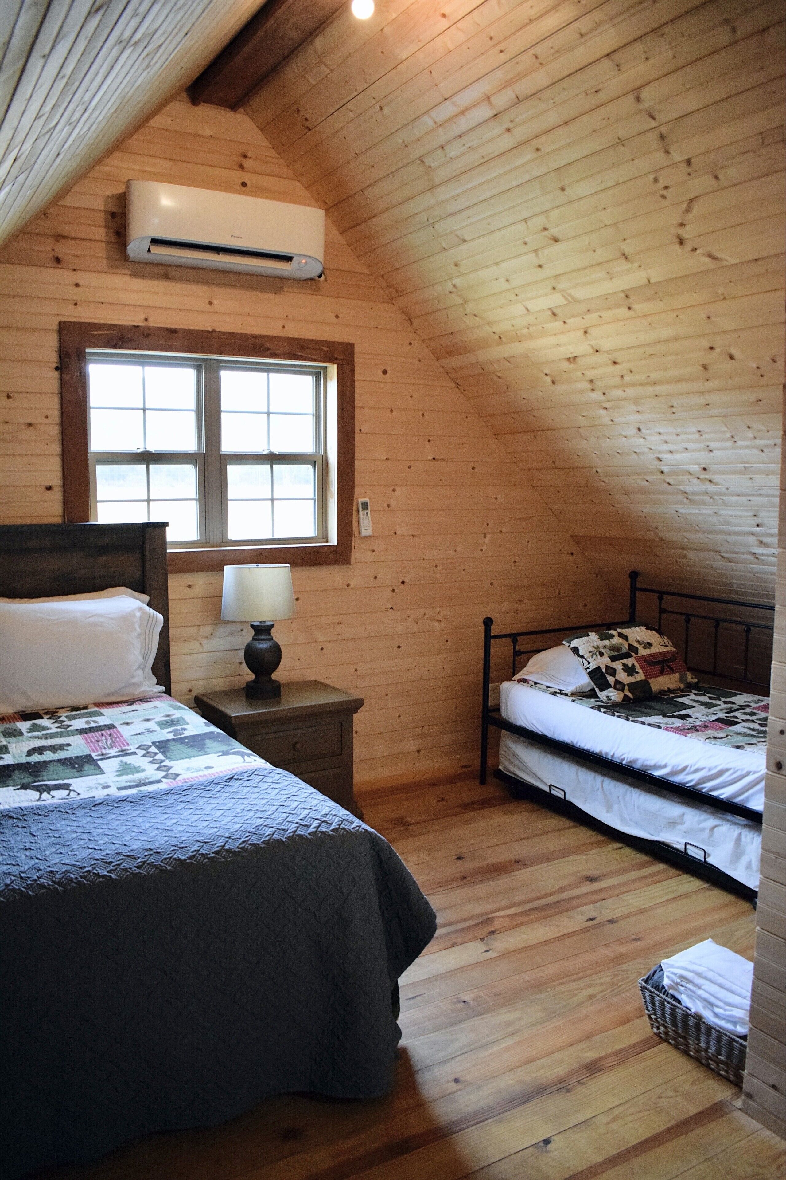 Majestic Moose Lodge- Oark Cabin Rentals