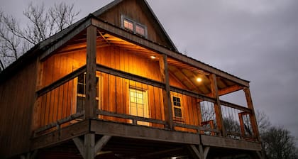 Majestic Moose Lodge- Oark Cabin Rentals